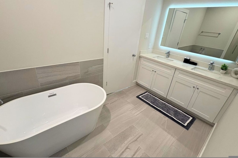 Gated Modern 3BR Near Downtown Med Center