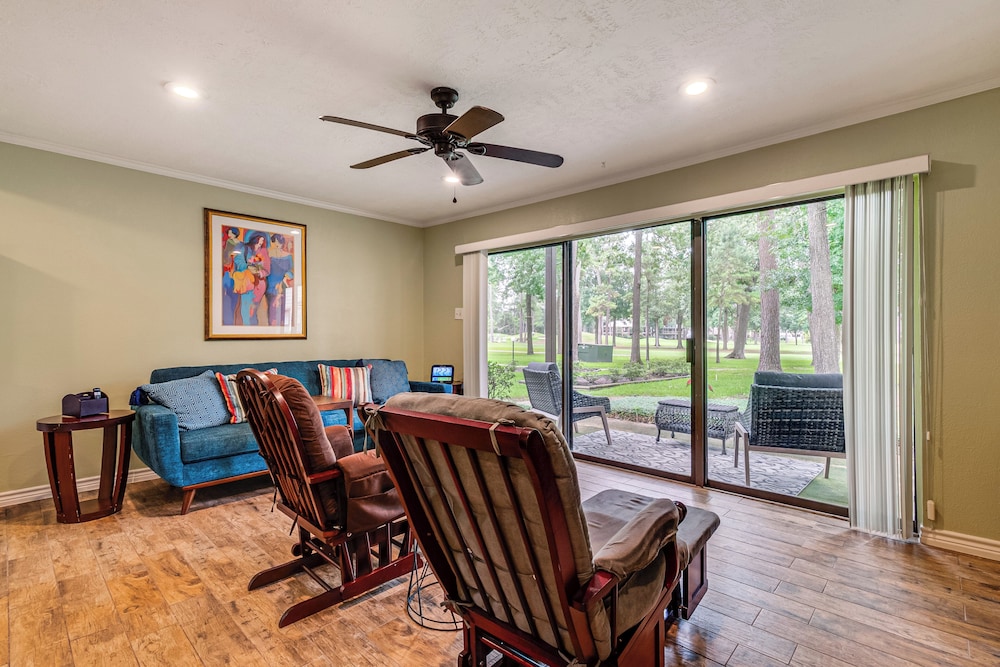 Walk to Lake Conroe - Condo w/ Community Perks!