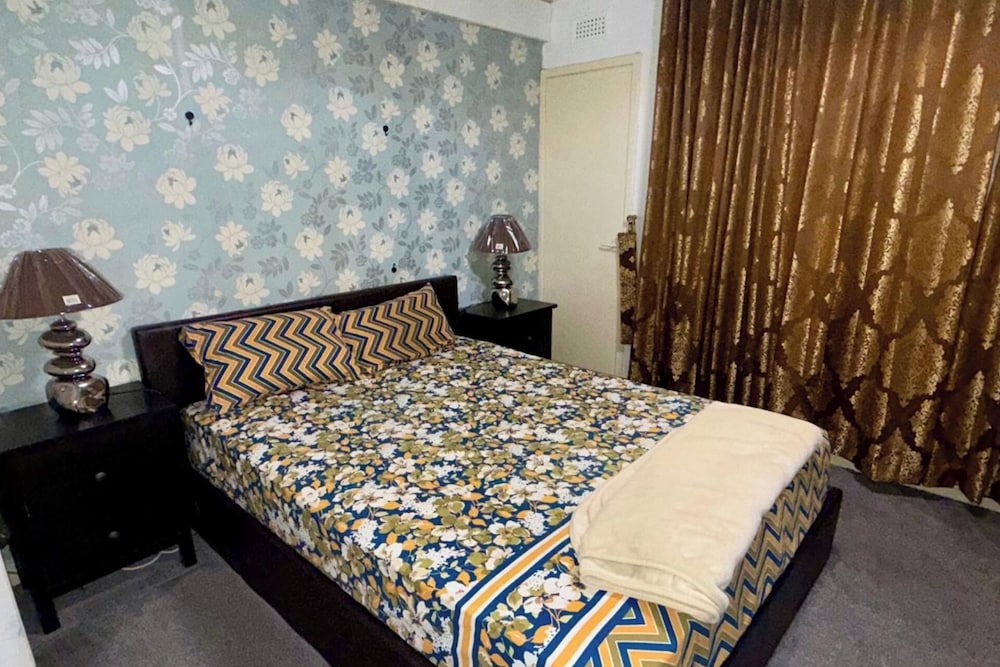 2 Bedroom Apartment - Sleeps 4, Free Parking, Wifi