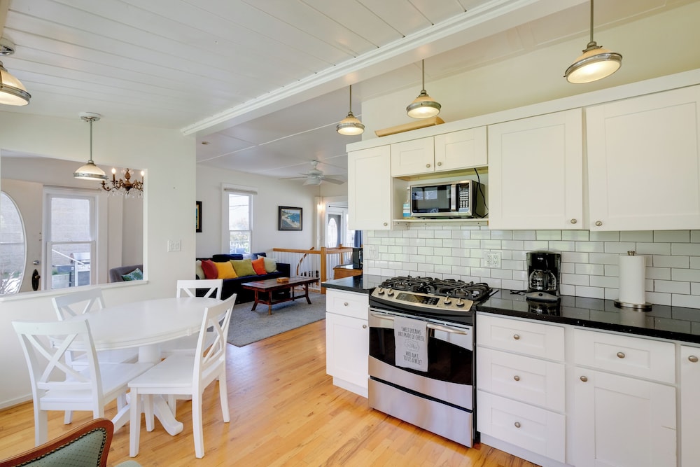 Walk to La Jolla Cove: Dtwn Cottage w/ Ocean View!