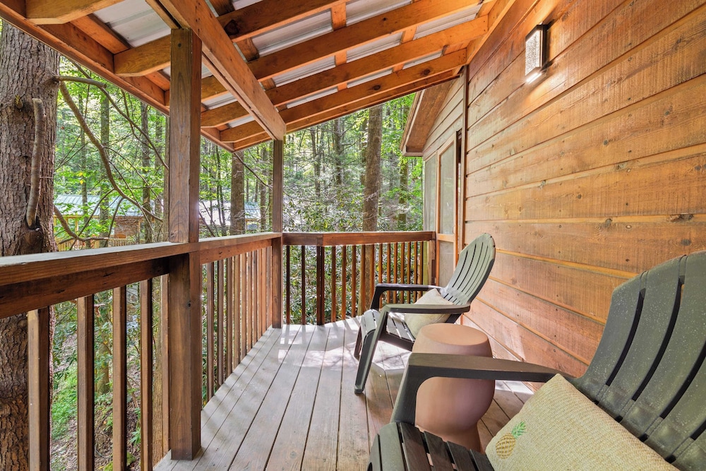 Lakeside Cabin w/ Hot Tub, Fireplace Near Dollywood & Trails Smoky Shores Retreat by Avantstay