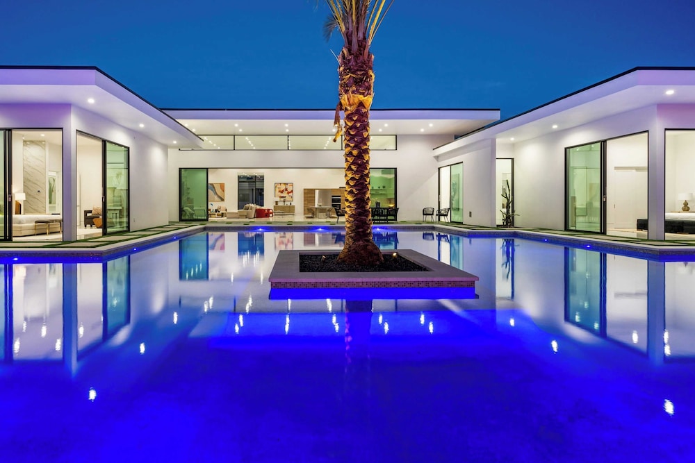 Pool, Hot Tub & Putting Green Minutes From Dining & Golf Bravo Villa #13 by Avantstay