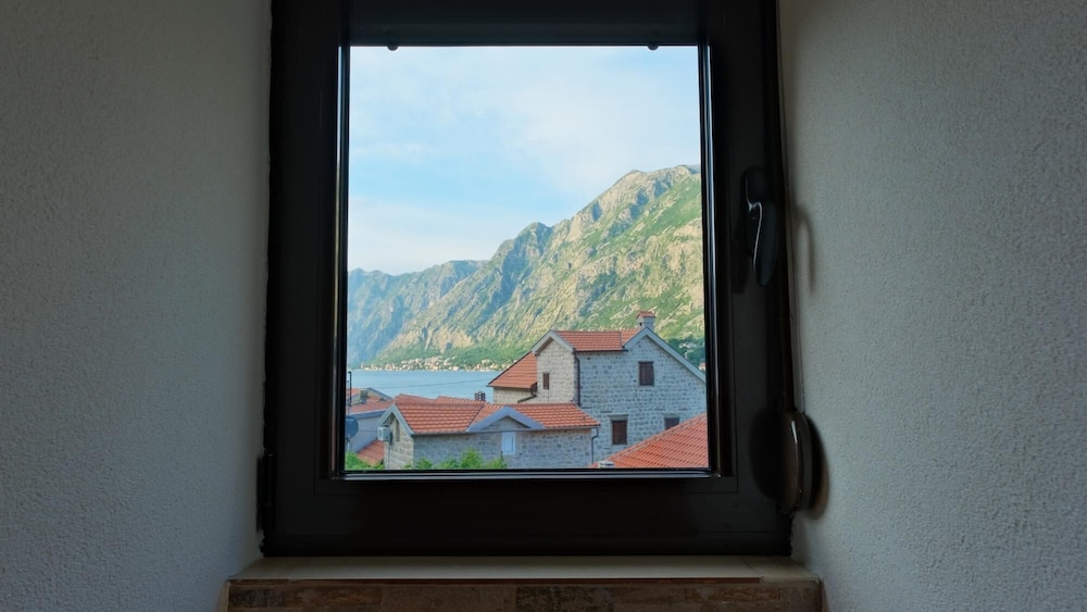 Sea View Cozy Flat 1 Min to Beach in Montenegro view 2