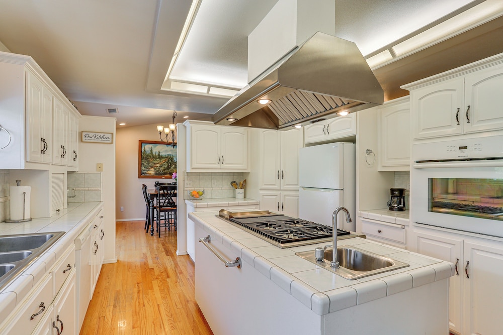 10 Mi to Redding: Serene Escape w/ Spacious Yard!
