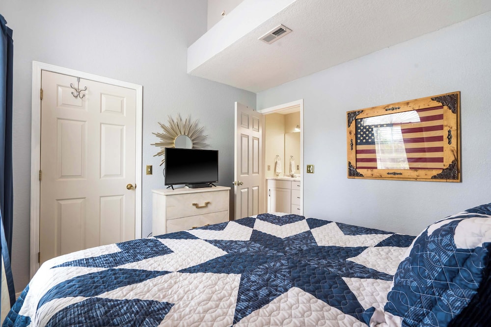 Warm Welcome Getaway Resort Stay for 6 With Amenities Near Downtown