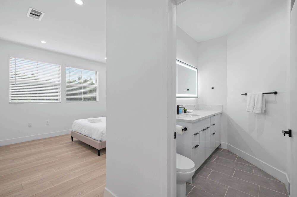 Not Affected by the Fire/modern 5BR Home With Full Amenities & Parking #2