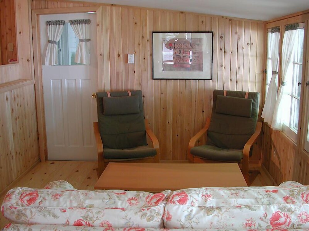 Birch Cliff Lodge on Baptiste Lake