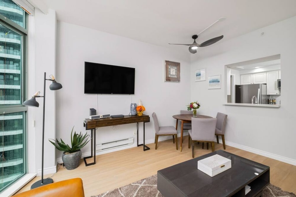 1 Bdrm With View of Ocean Very Centrally Located