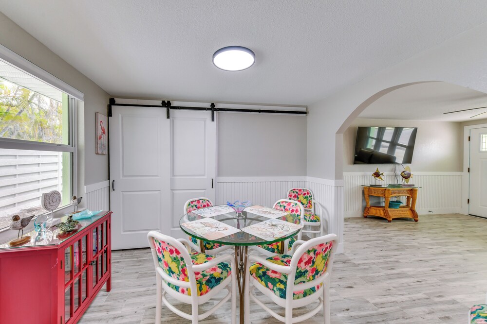 2 Blocks to Beach: Tropical Retreat in Anna Maria