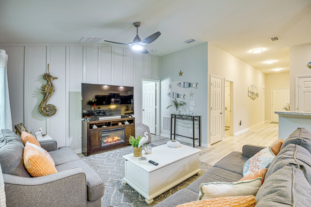 10 Mi to Ocean: Home w/ Lanai in Ormond Beach!