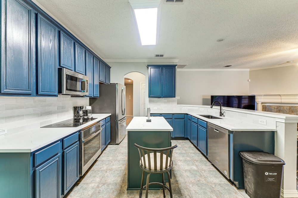 DFW Sports Hub: Home w/ Pool & Hot Tub in Frisco!