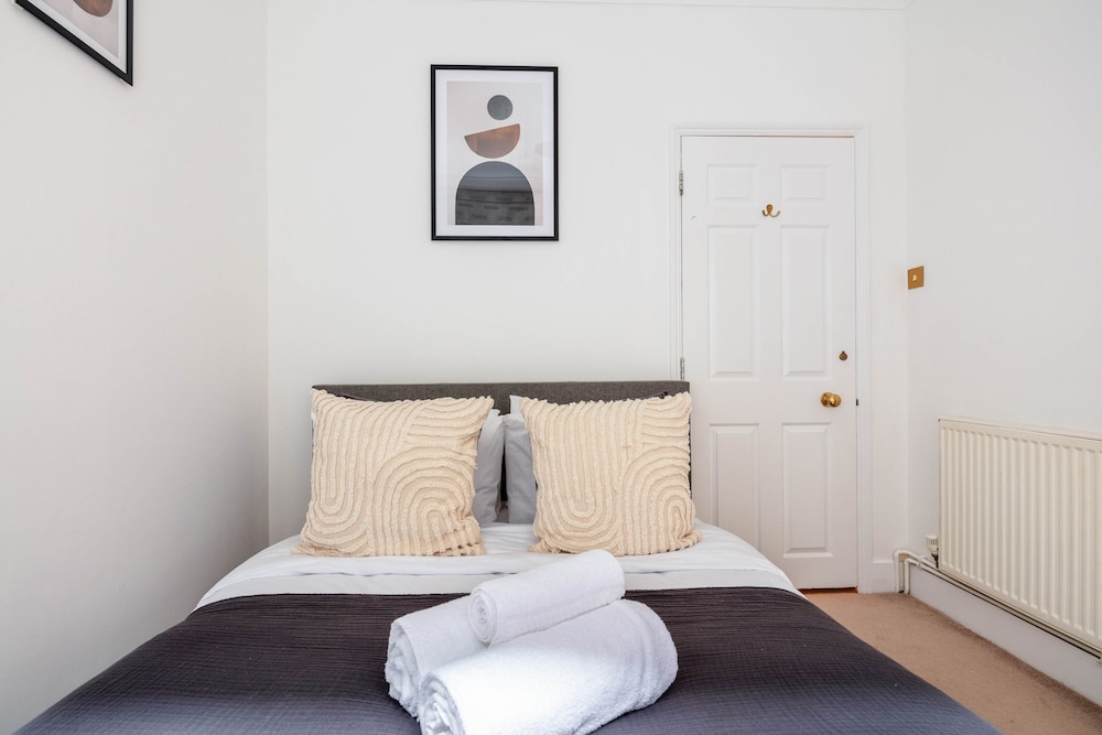 Stylish 3BR 2BA in Mayfair by Hyde Park