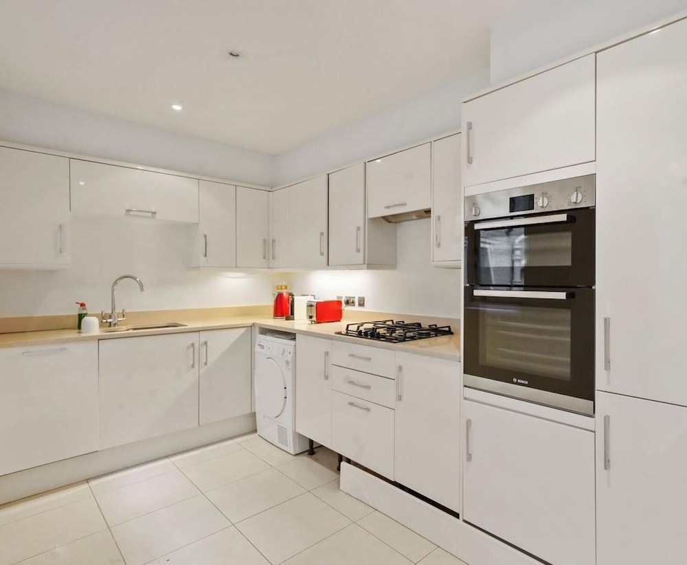 Prestigious 3 Bedroom Apartment In Mayfair view 3