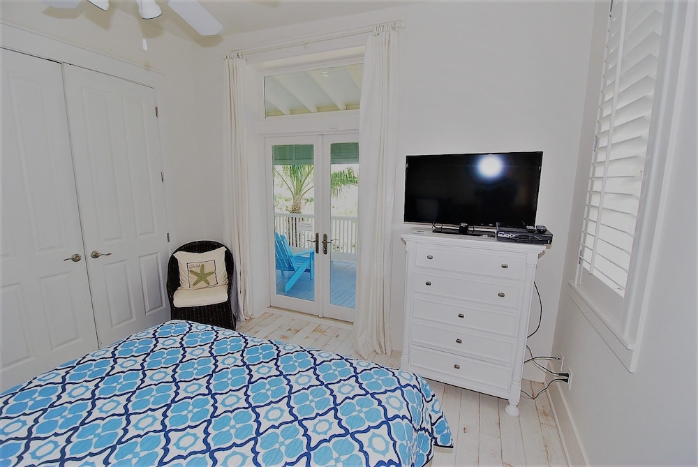 Bella Casa - Private House With Hot Tub 4 Bedroom Home by RedAwning