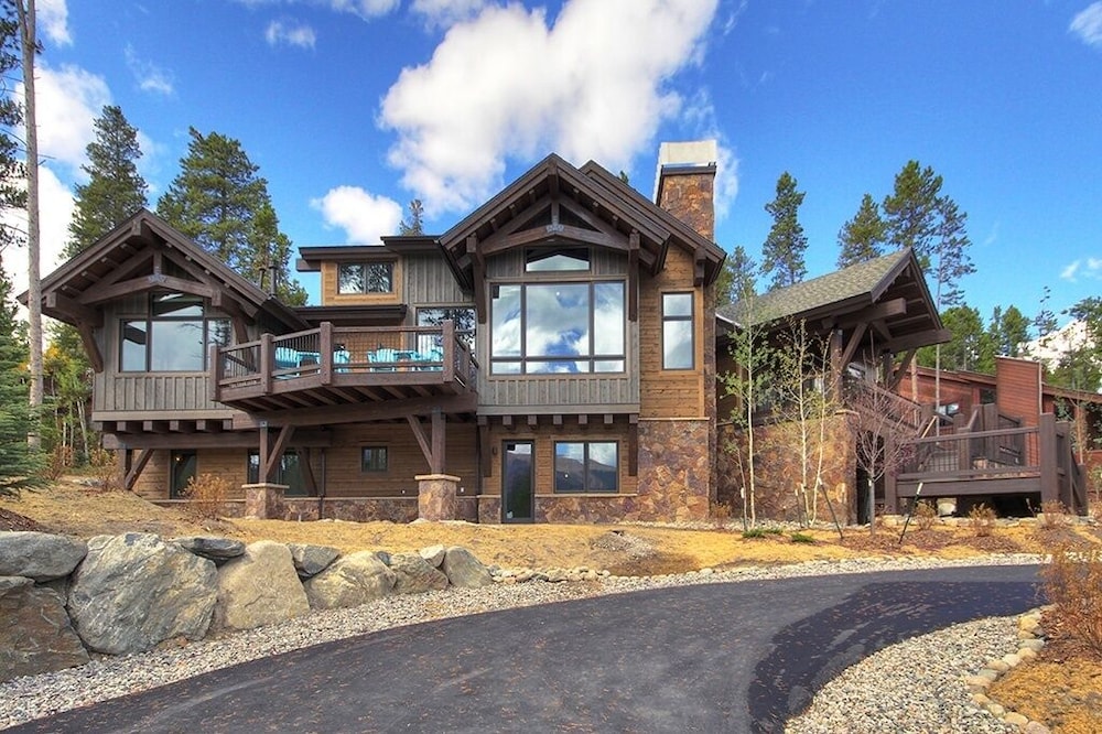 Hawk's Hideaway 6 Bedroom Home