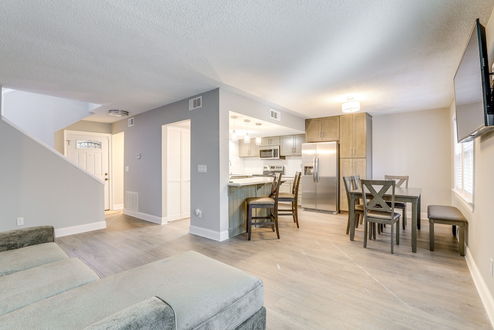 2-story Decatur Condo, Close to Downtown Atlanta!
