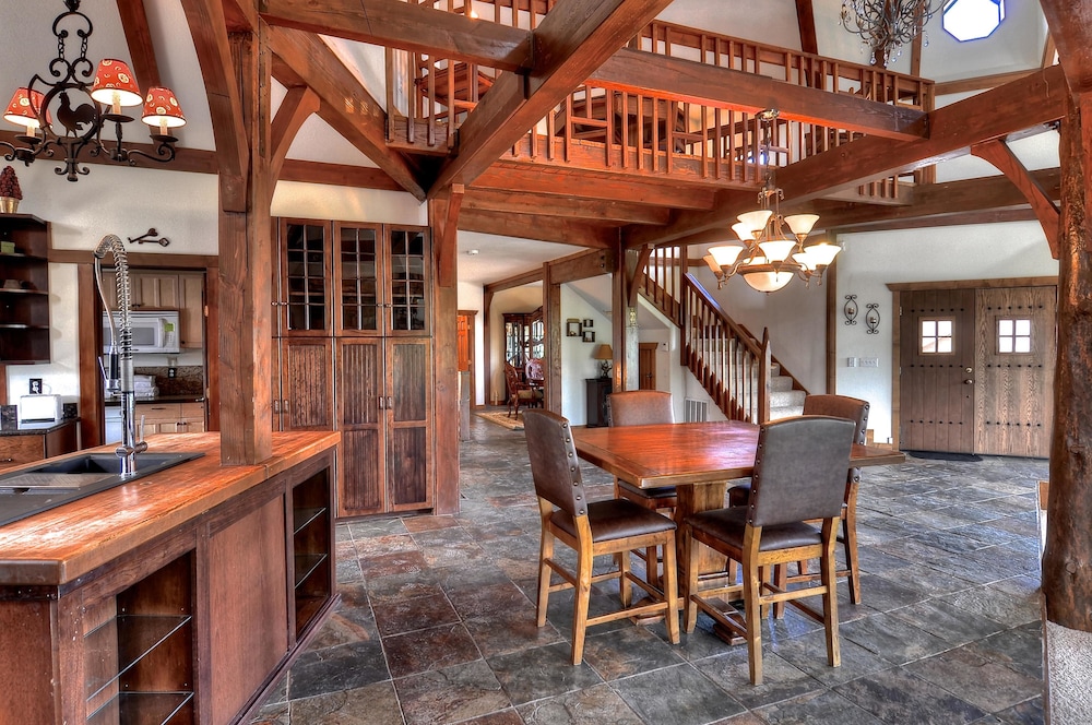 No 2 Luxurious Castle Glen Estate