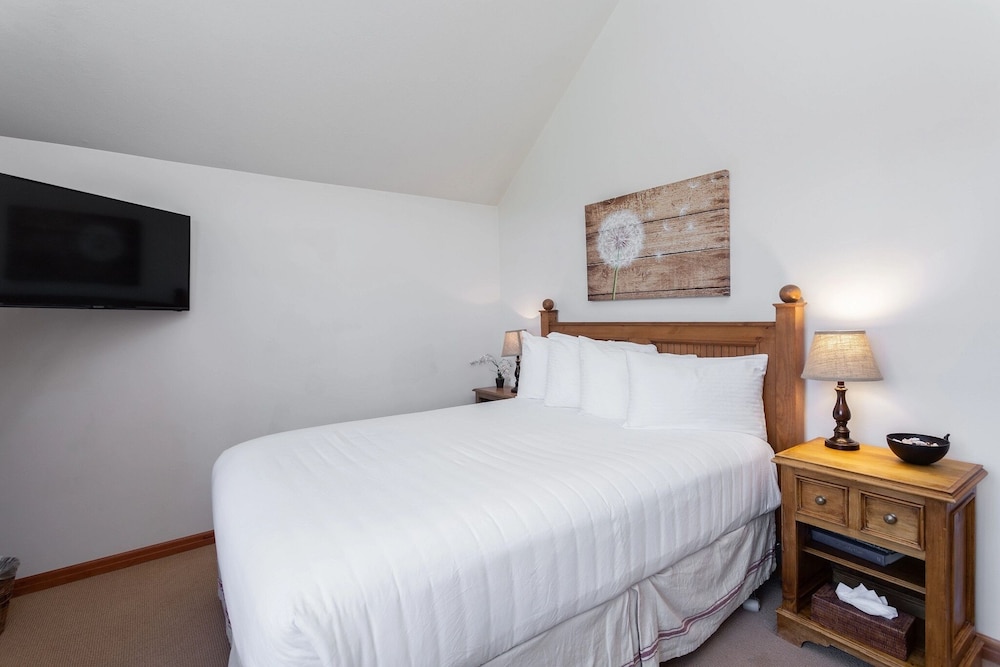 Deer Lake Village at Deer Valley Resort - Four Bedroom Condo with Hot Tub #2477 4 Condo