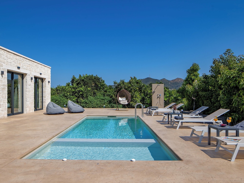 PanStel Luxury Villas - pools & jacuzzi