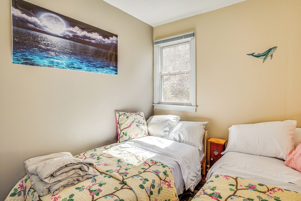 Near Hiking: Lakefront Getaway in Campbellsport!