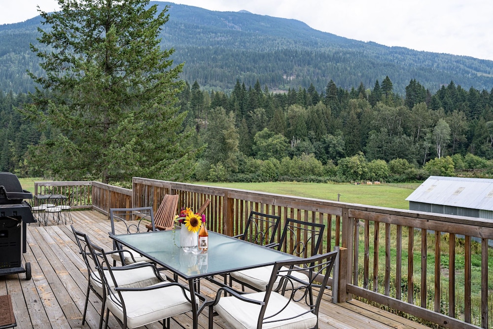 Revelstoke Lakehouse by Revelstoke Vacations