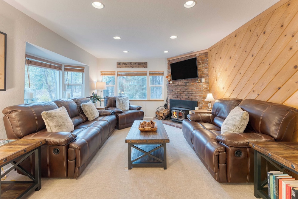 Westlake Cabin by Avantstay Hot Tub, Near Skiing, Walk to Restaurants & Lake!