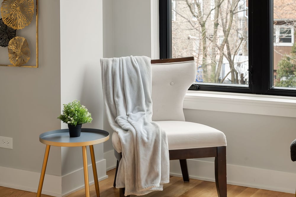 3 Bed 2 Bath Chicago Retreat w Balcony Parking