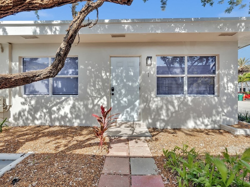 Beachside 1BR Apt Walk to Hollywood & Dania Beach