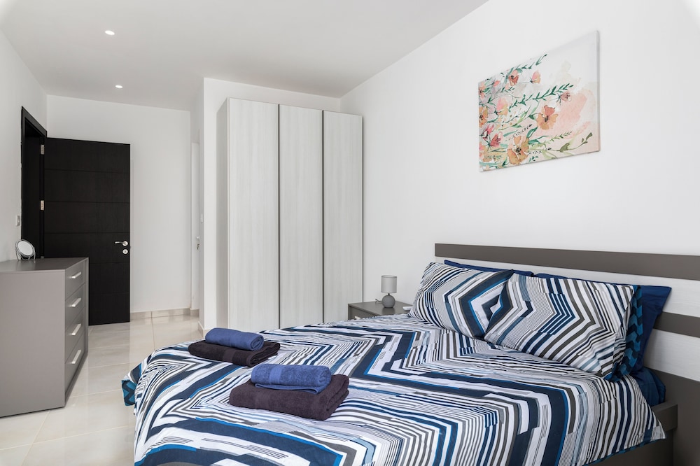 Modern Stylish 3 BR APT with Balcony
