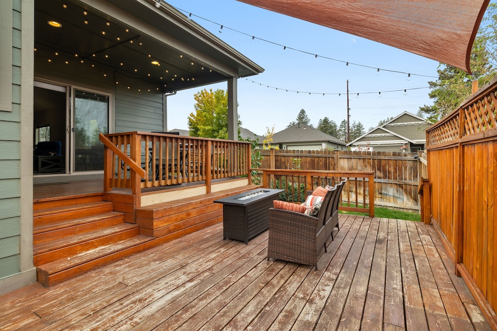 Hot-tub, Pet-friendly, 30 min to Mt Bachelor!