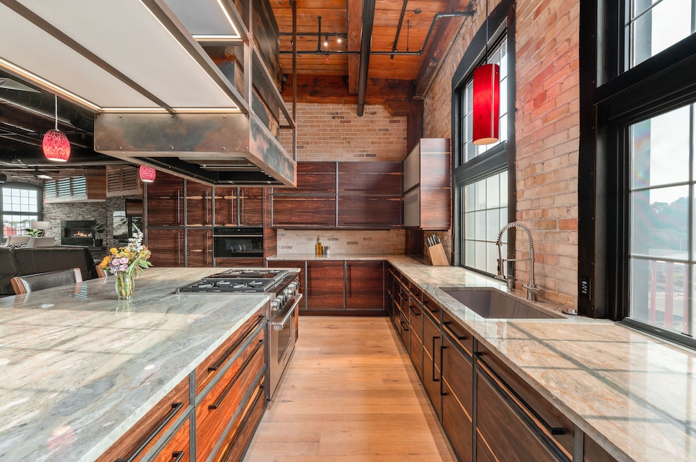 Exquisite 3BDR Penthouse in Downtown TC view 3