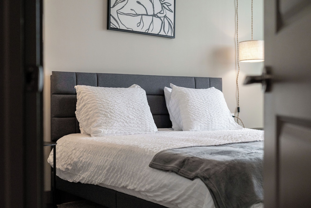Monarch Apartments 15m to Parks, Pet Friendly, Free Parking by Heavenly Homes