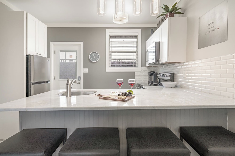 Lucent Pearl - Private Patio - Near Broadway