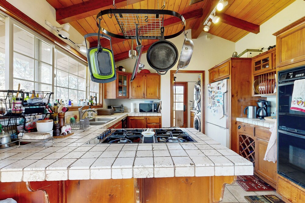 Mountain & Lake View Dog-friendly Retreat
