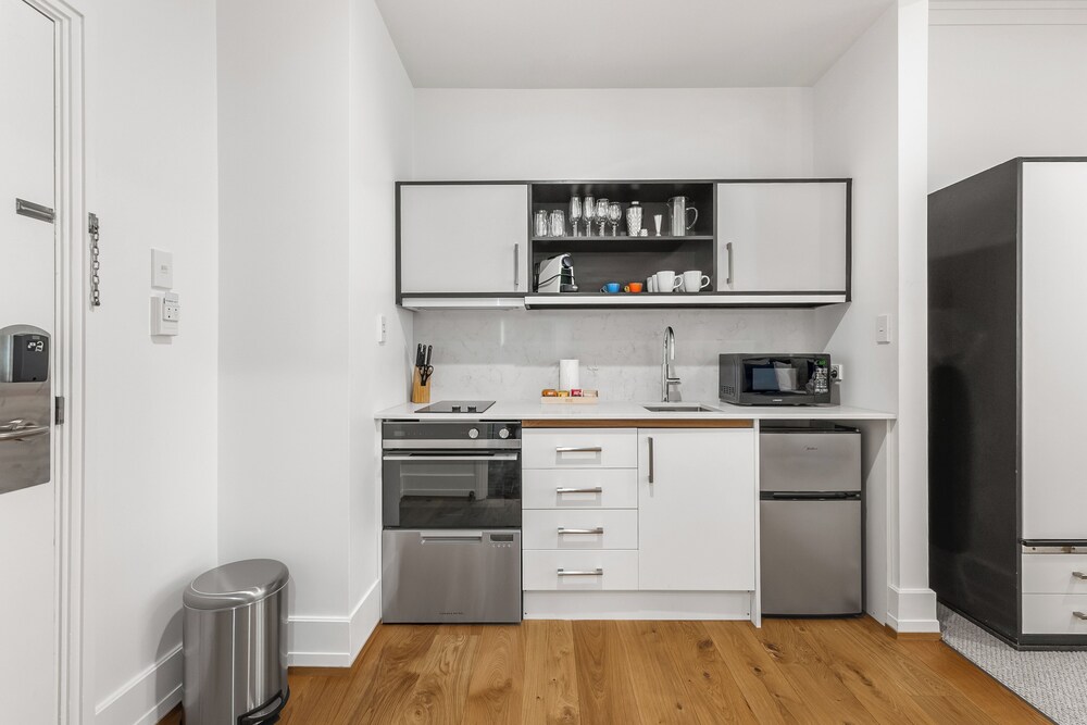 Central 1BR w/ Pool,Gym+Tennis Court Zodiak Stays