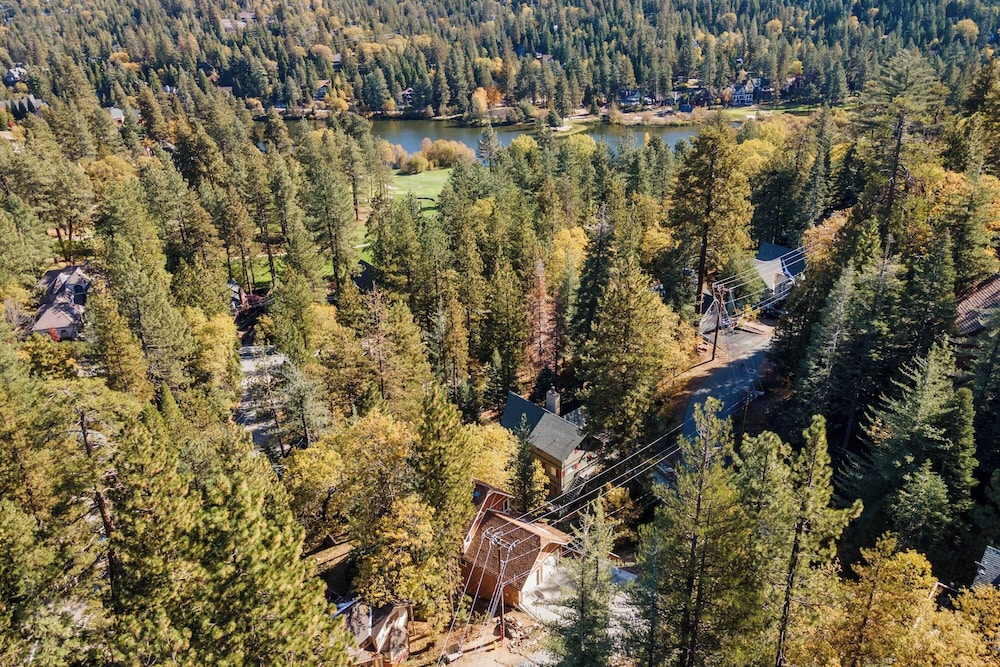 5bdr Stay w/ Fireplace, Game Room & Family-friendly Amenities Arrowhead Chalet by Avantstay