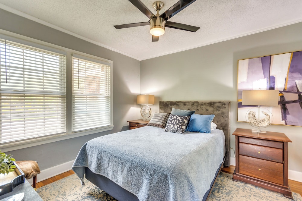3 Blocks to Pensacola Bay: Charming Apartment!