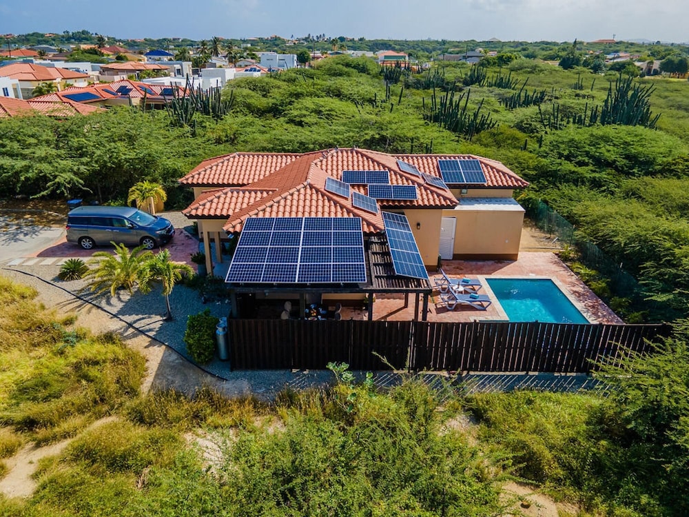 3BR Villa Central Location Private Pool Patio