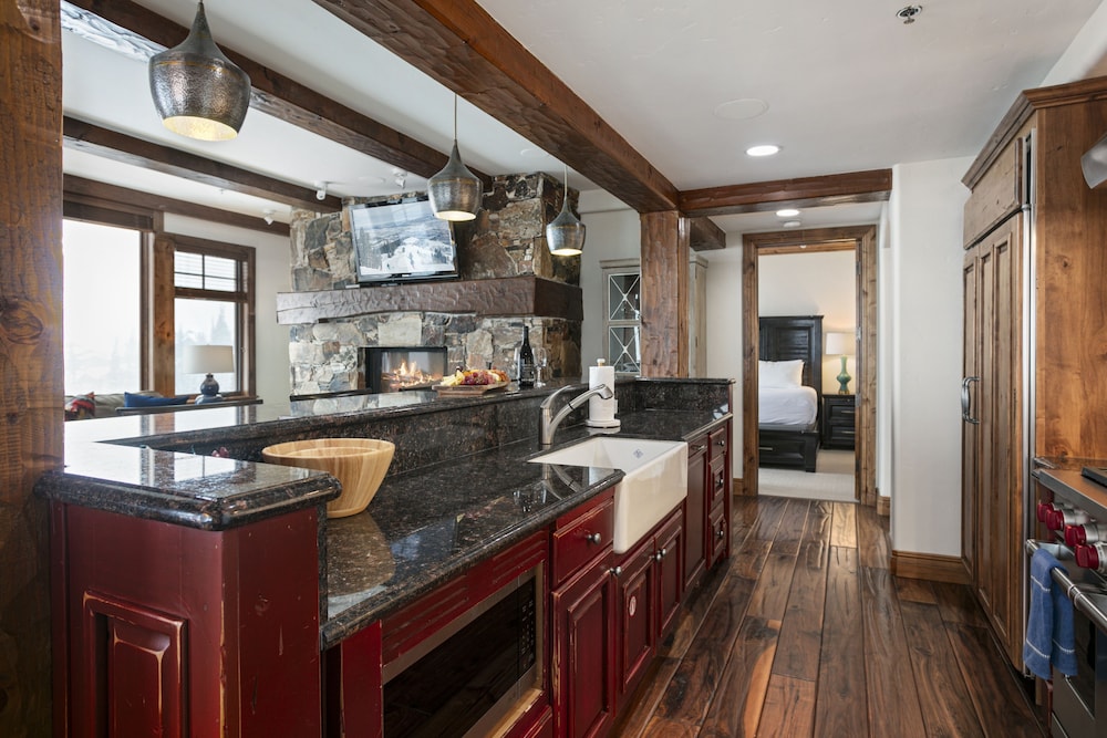 Grand Lodge - Three Bedroom #401 - Ski-in/ski-out 3 Condo
