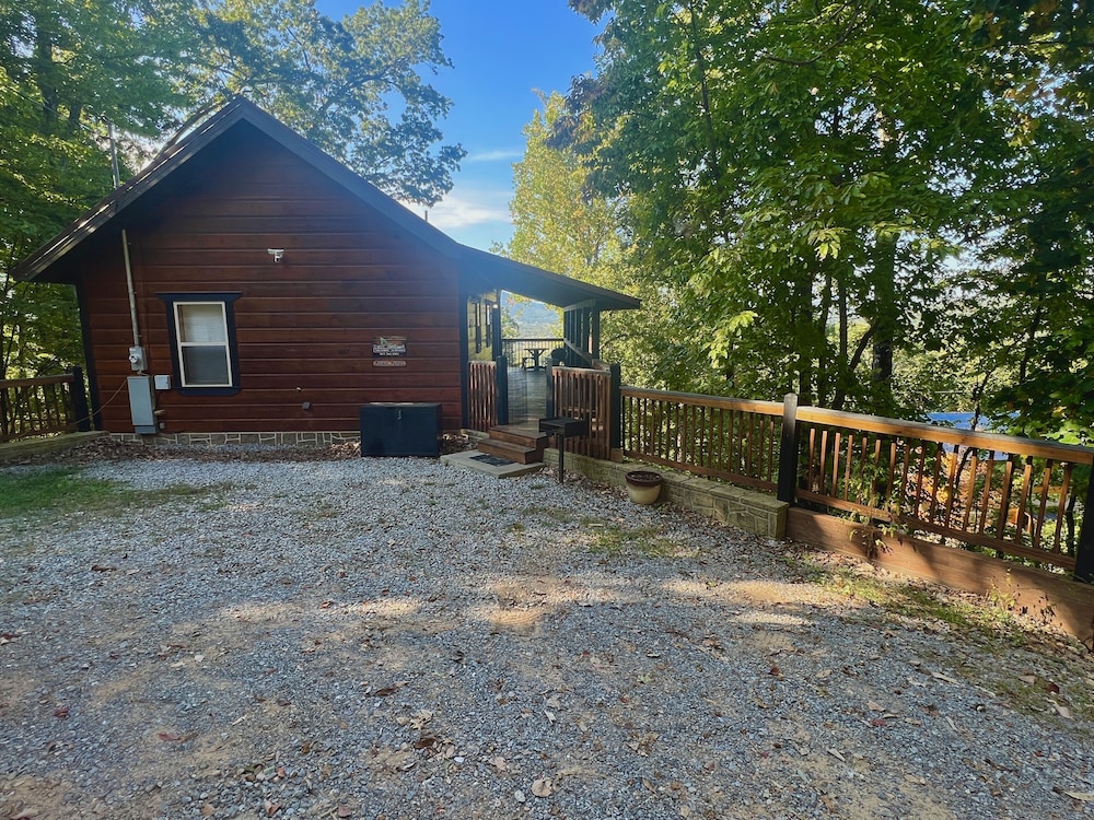 Picture Perfect 2 Bedroom Cabin by RedAwning - Property Image 15