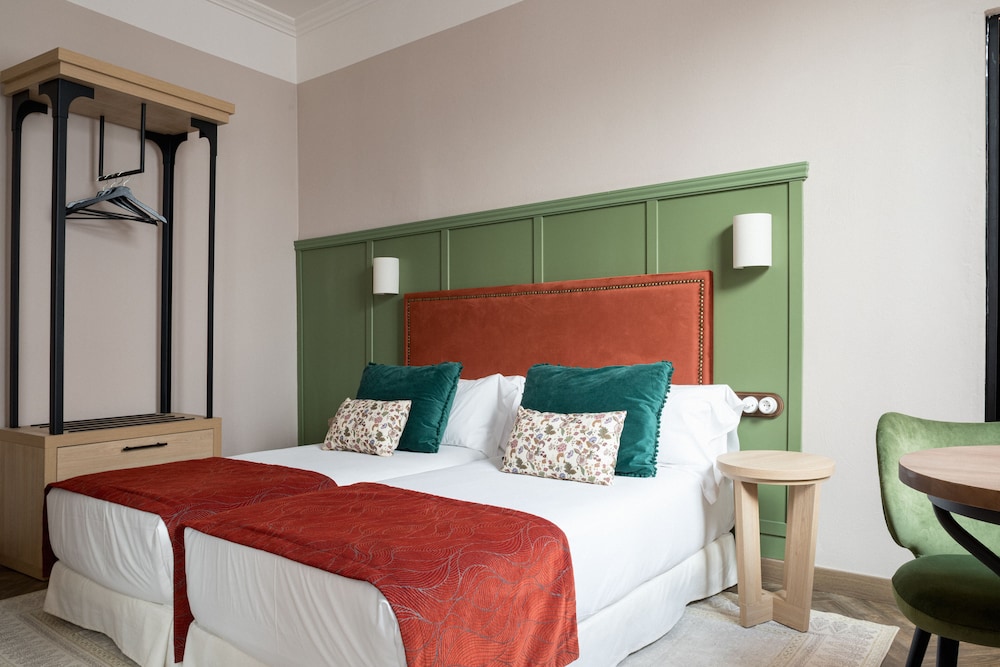 Honest Sevilla Hotel 17