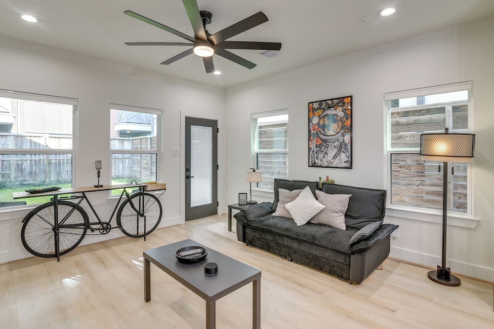 East Downtown Walkability! Modern Houston Townhome