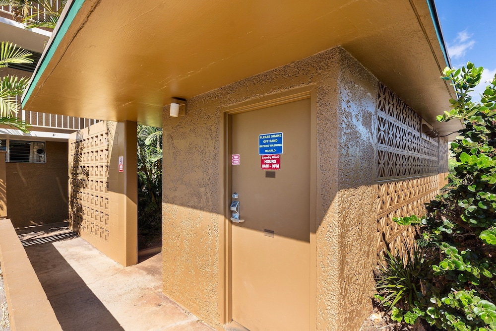 Kalama Terrace P-307 - 3rd-floor Walkup, 7 min Walk to Charley Young Beach, AC!