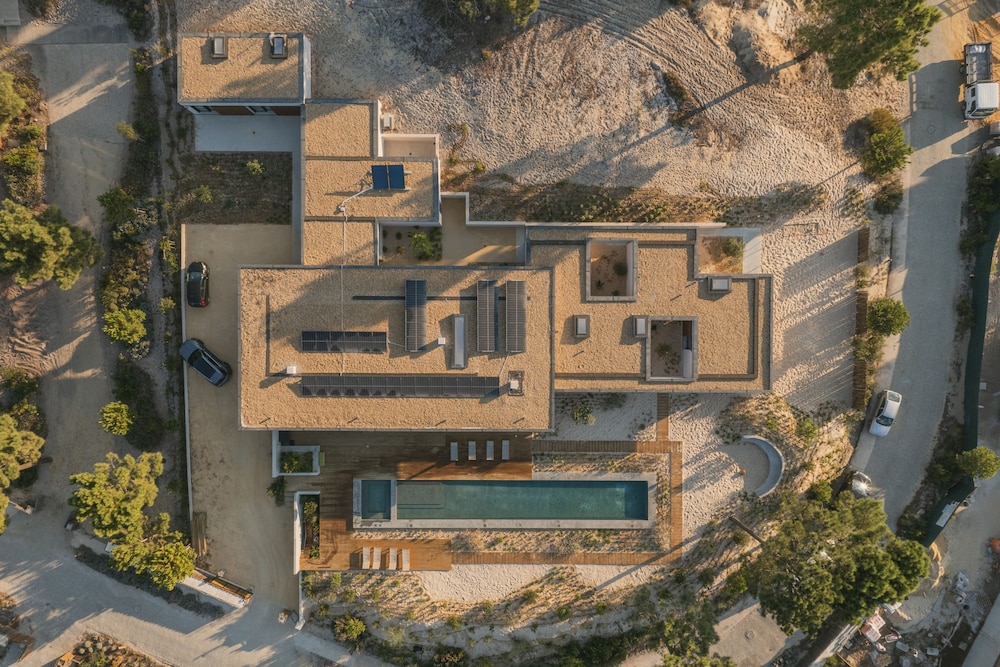 CL M Villa Retreat by Cadenzalux