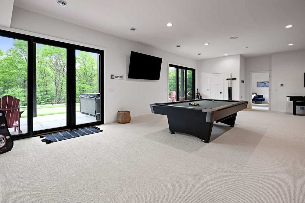 6BR Sand Valley Lodge With Hot Tub Bar Putting Green