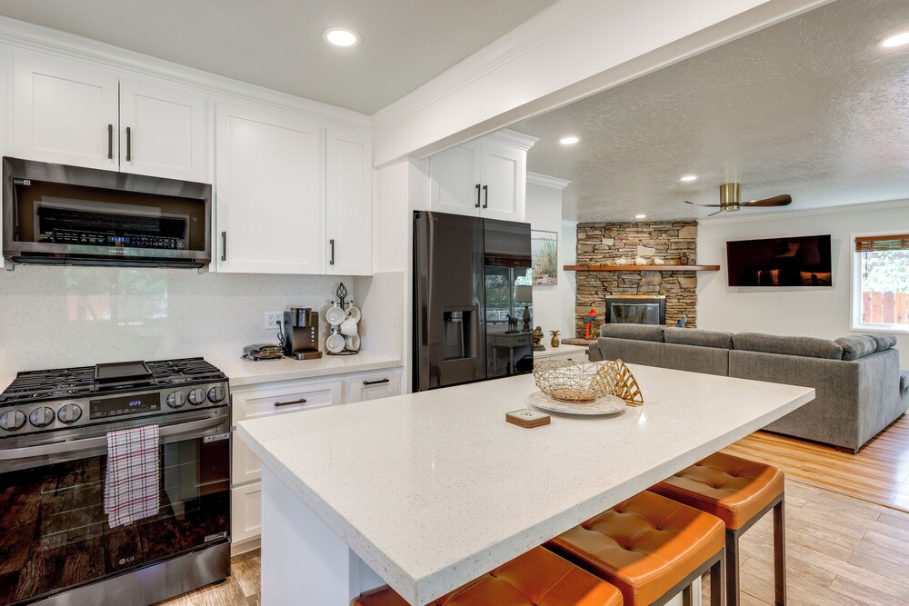Near Slopes & Shores: Pet-friendly Sugarloaf Gem