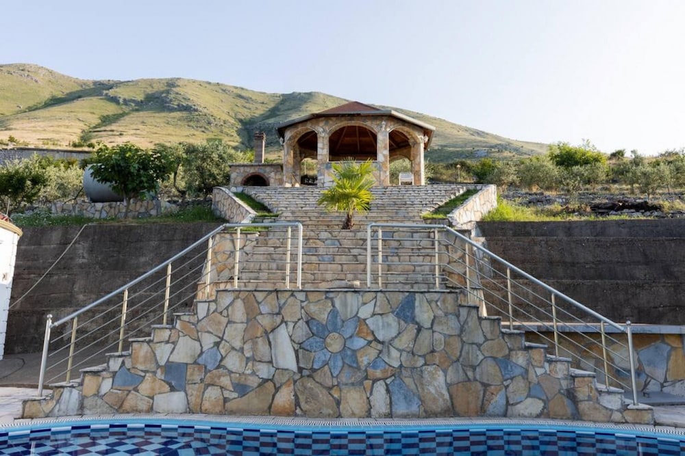 The Lake House 2 in Shkod r