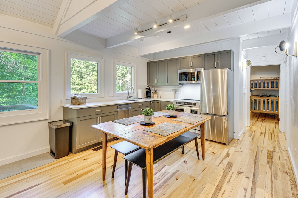 Newly Renovated: Pet-friendly Sapphire Retreat!
