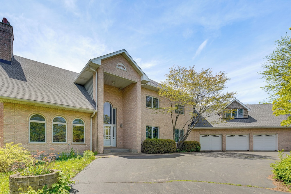 Hot Tub & Sauna: Hoffman Estates Villa in Elgin!