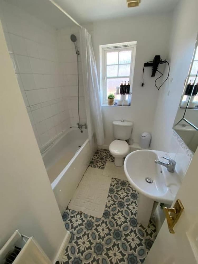 3bed Maidstone Stay - Wifi, Parking, London Access